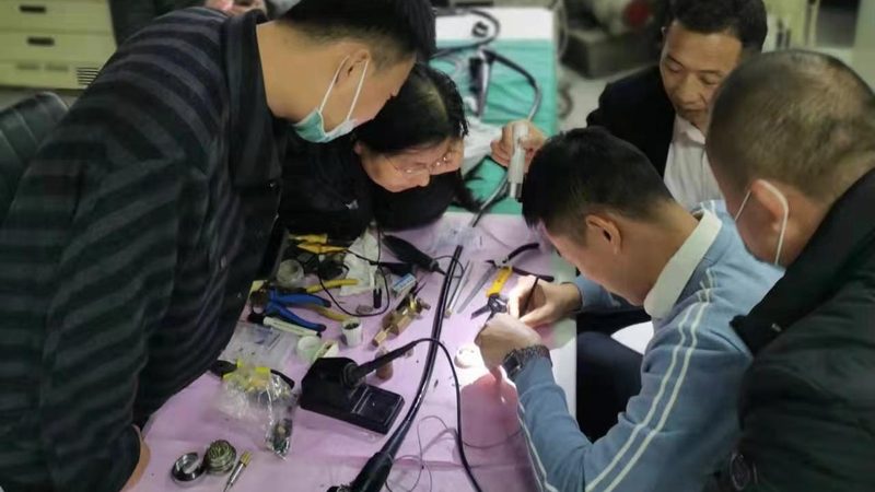在选择定制厂家代理时，首先要审查其资质。包括但不限于：